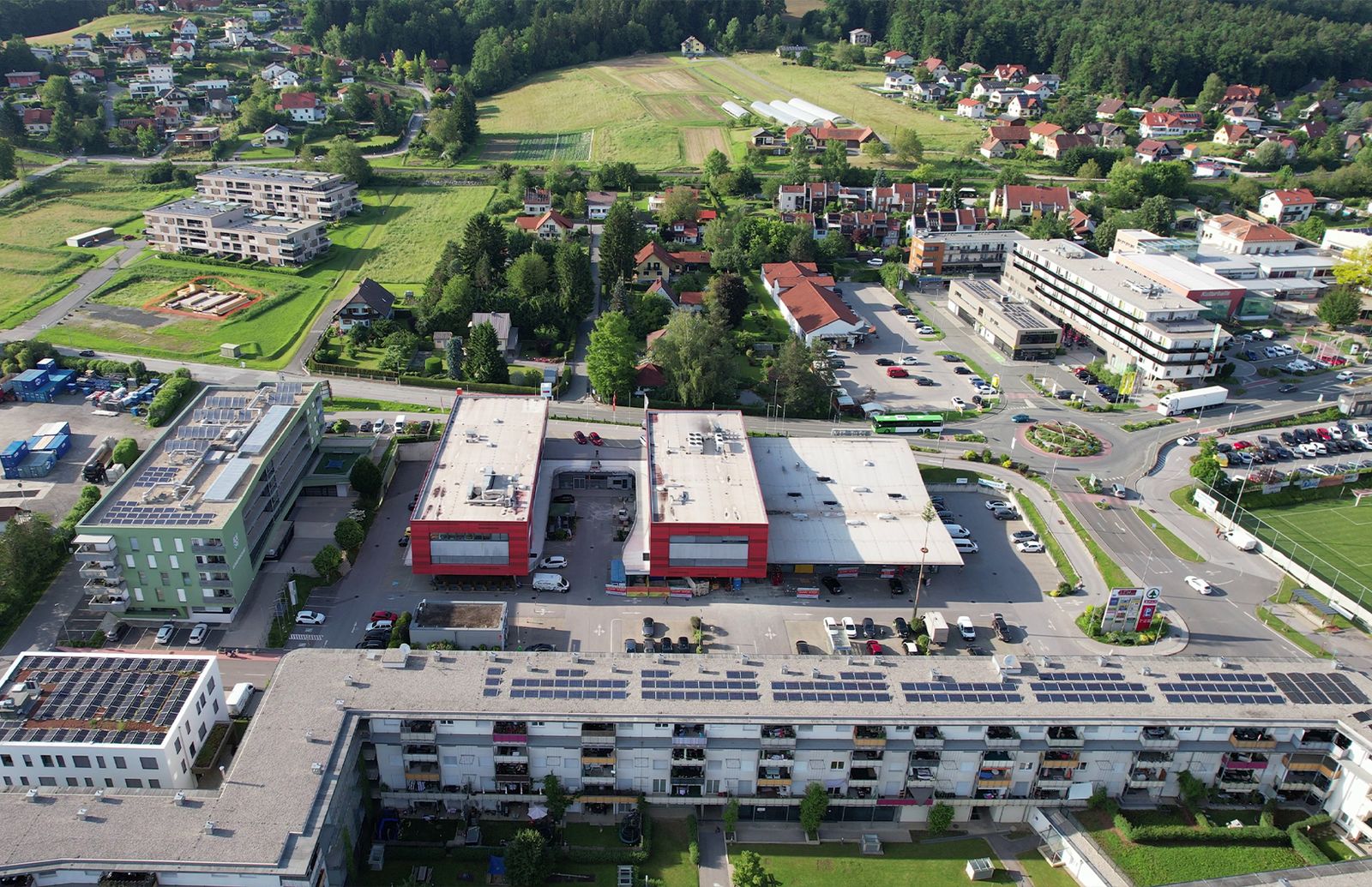 Luftbild-Montage – das Ortszentrum im Kontext von Gemeindeamt, BILLA und Sportzentrum Hart bei Graz